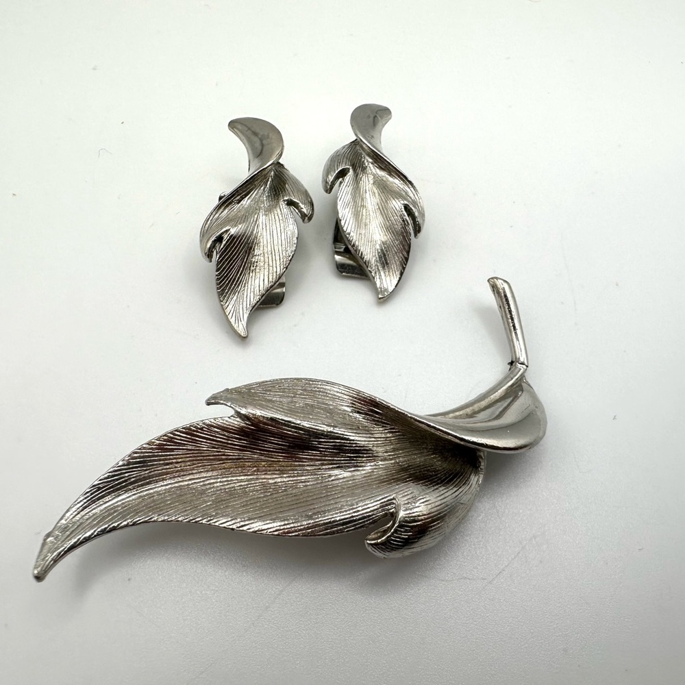 Vintage Costume Jewelry Silver Tone Pin Brooch And Clip-On Earring Set